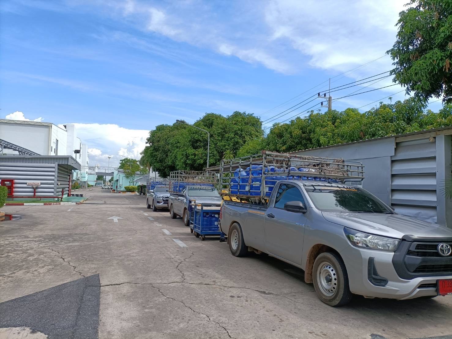 ขบวนรถกระบะเตรียมจัดส่งน้ำดื่ม